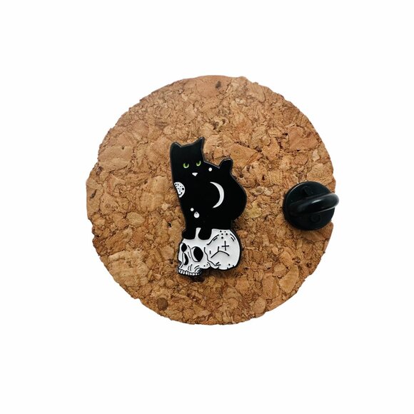☀️Enamel Pin Black Cat Skull Moon Green Eyes Keeper of Death Lunar Cat Broch New - Picture 4 of 7
